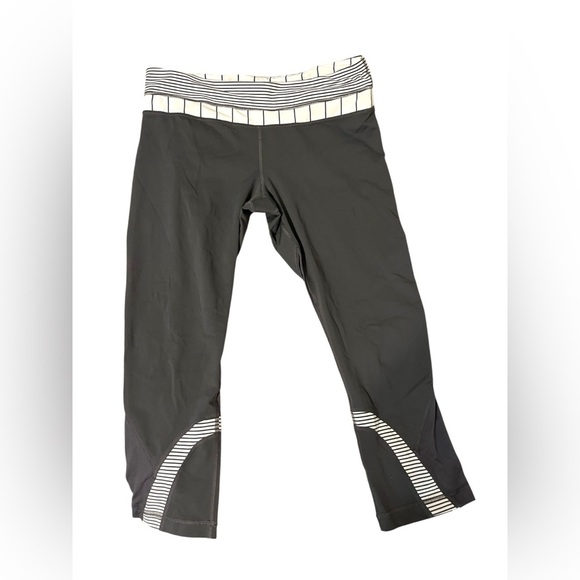 LULULEMON Run Inspire Crop Grey Angel Wing Slalom & White Quiet Stripe Size 8/10 - Picture 1 of 9